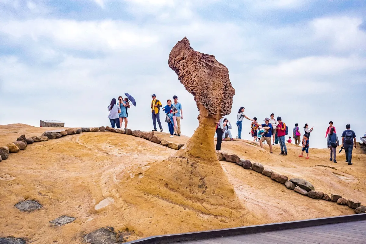 Join this day tour of Taiwan's northeast coast and see the Queen's Head at Yehliu Geopark!