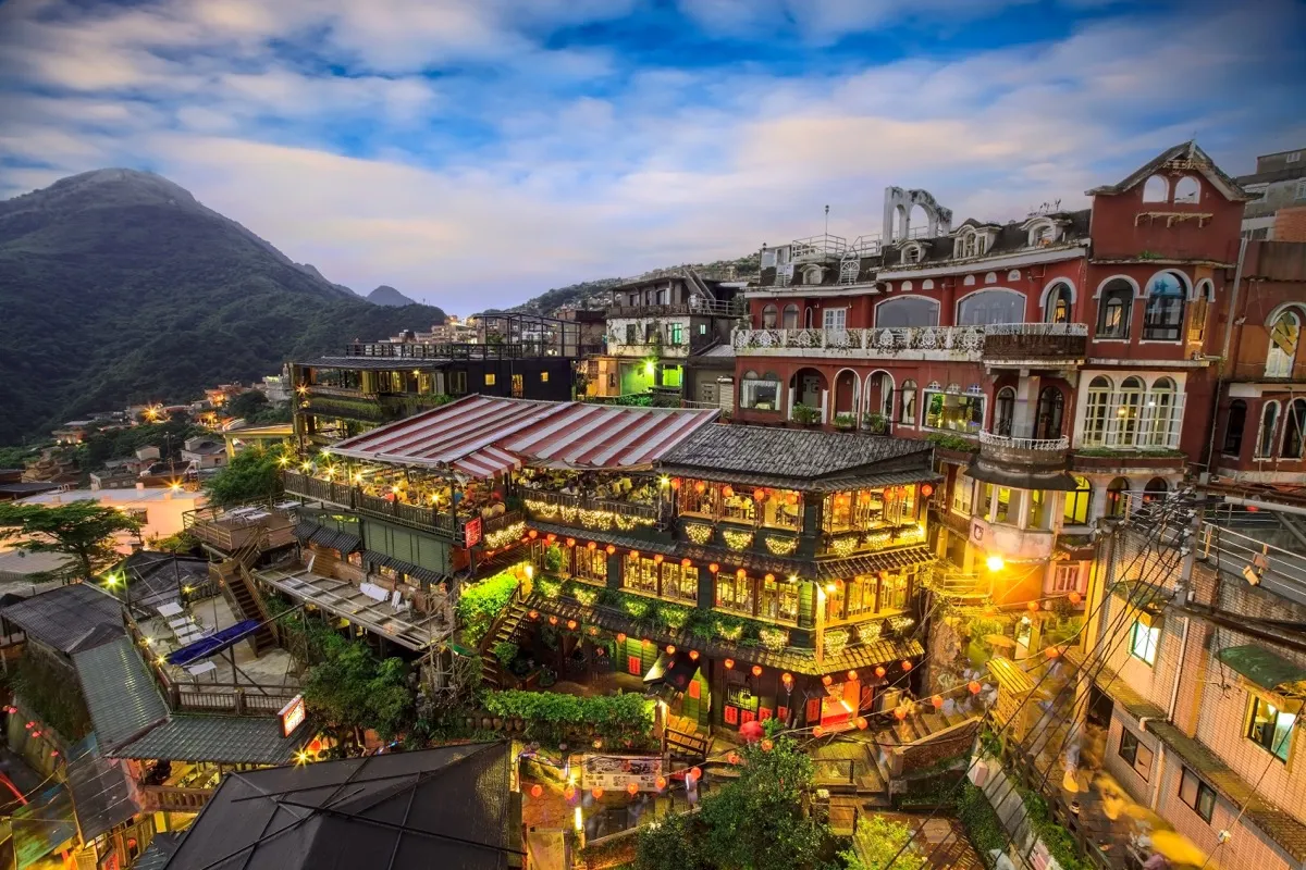 Explore the many alleys and streets of Jiufen and have a taste of their amazing street food