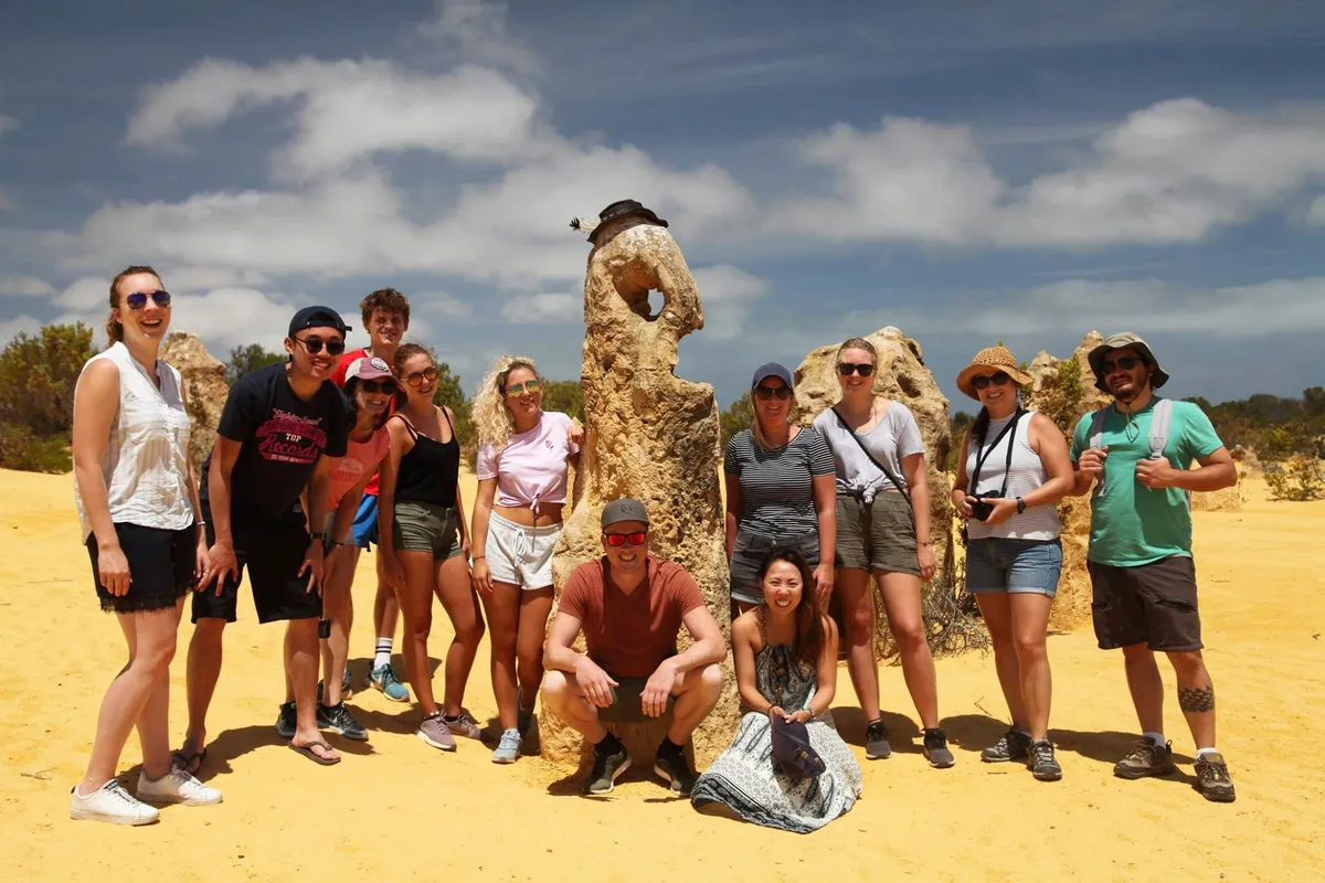 Aproveite a beleza natural do Deserto dos Pinnacles enquanto o sol se põe neste tour inesquecível