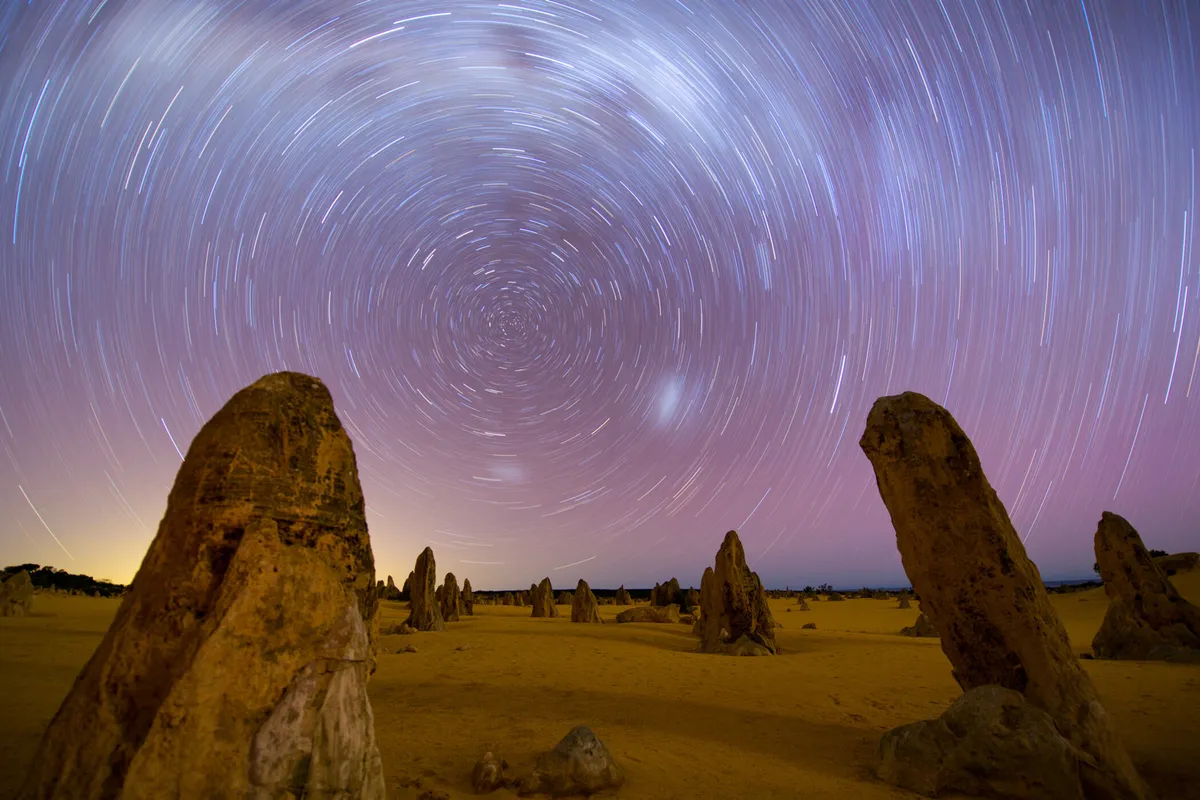 Capture o céu avermelhado, pintado com rastros de estrelas a anos-luz de distância da Via Láctea