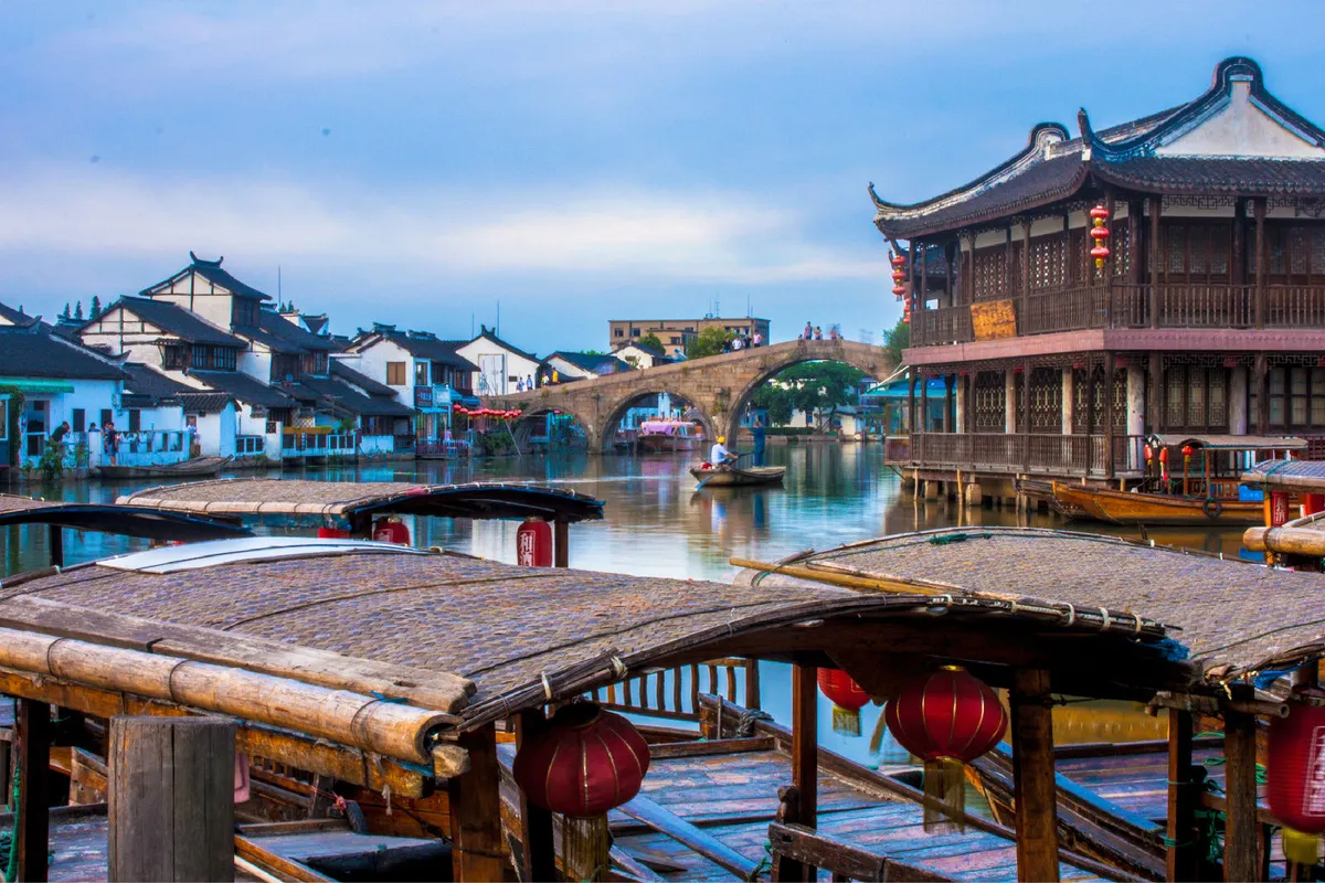 【Zhujiajiao Ancient Town】Currently has 91 historical buildings, 25 immovable historical relics, 36 ancient bridges, and 9 long streets. It also preserves a complete architectural complex style and ecosystem from the Ming and Qing dynasties, and has been d