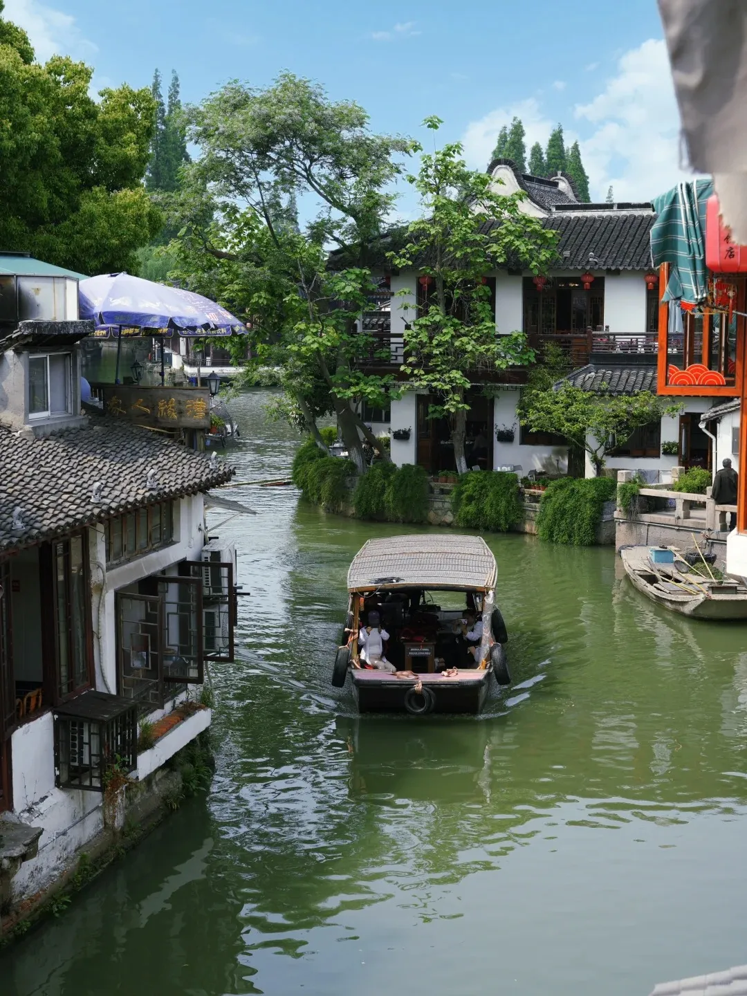 The characteristic cultural landscapes of Zhujiajiao Ancient Town include one bridge, one street, one courtyard, one temple, one hall, one museum, two gardens, three bays, and twenty-six alleys. Visit [North Street], [Dongjing Street], [Xijing Street], [D