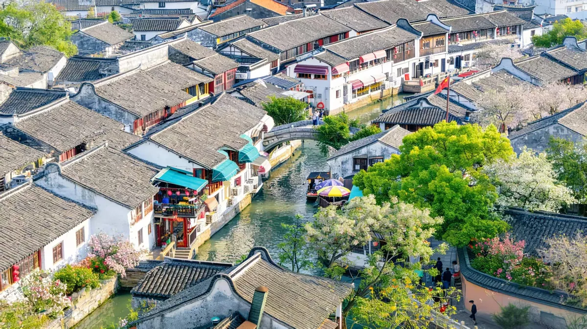 Shanghai Zhujiajiao Ancient Town & Shanghai Film Park 1-Day Tour