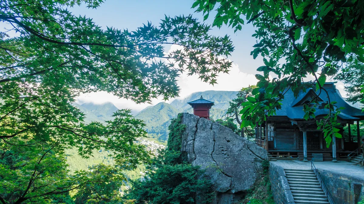 Yamadera ist ein malerischer Tempel, der in den Bergen nordöstlich der Stadt Yamagata liegt