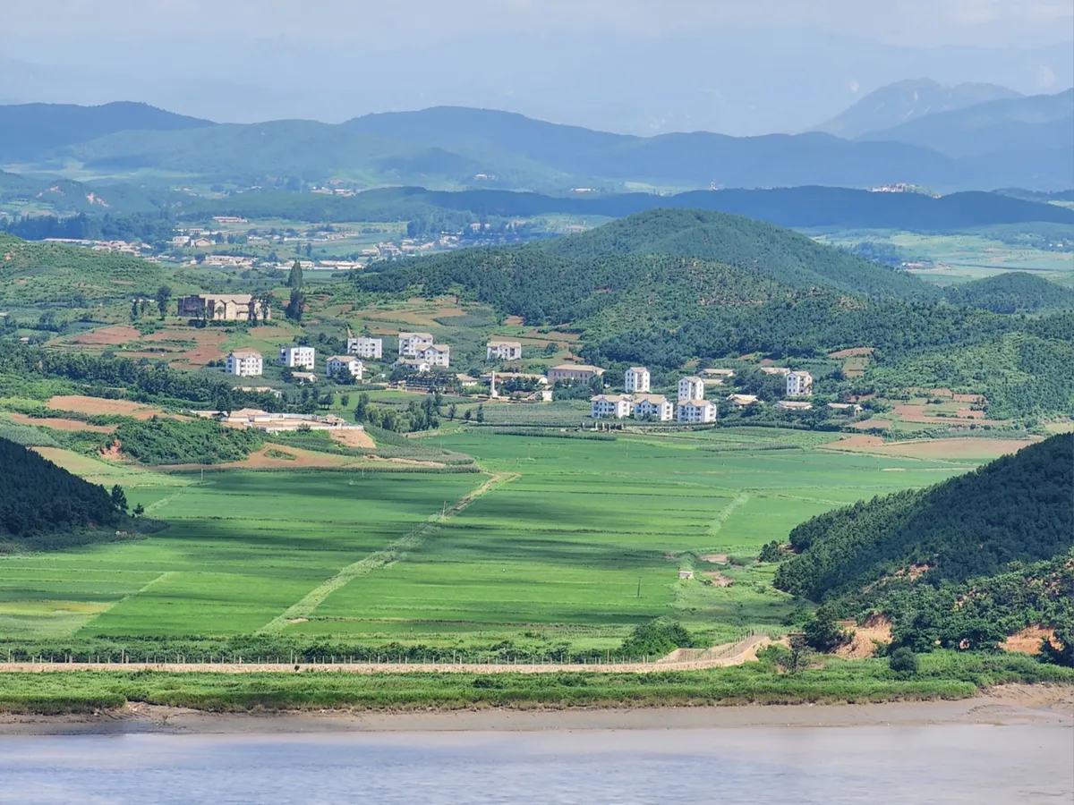 晴れた日の祖江展望台からは、北朝鮮の村が鮮明に見えます。双眼鏡がなくても、畑にいる人々や庭の洗濯物、農村生活の静かなリズムを感じることができます。