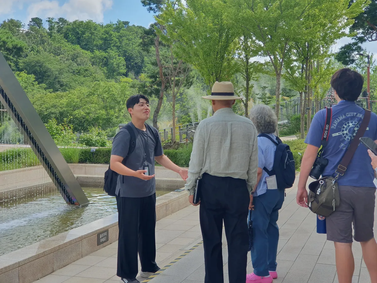 公認プロガイドが祖江展望台に同行し、朝鮮戦争の歴史や半島の分断についての洞察に満ちた解説を提供します。