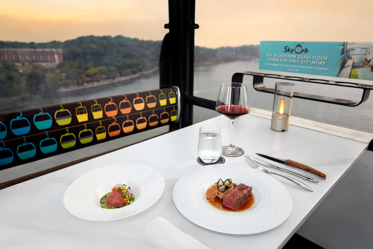 Vor dem Hintergrund eines Panorama-Sonnenuntergangs verbindet dieses zeitlich begrenzte Drei-Gänge-Erlebnis die nordischen kulinarischen Wurzeln von Chefkoch Mathew mit asiatischen Aromen und spiegelt seinen charakteristischen Stil wider, der ihm den 6. Platz – und den besten asiatischen Finalisten – einbrachte.