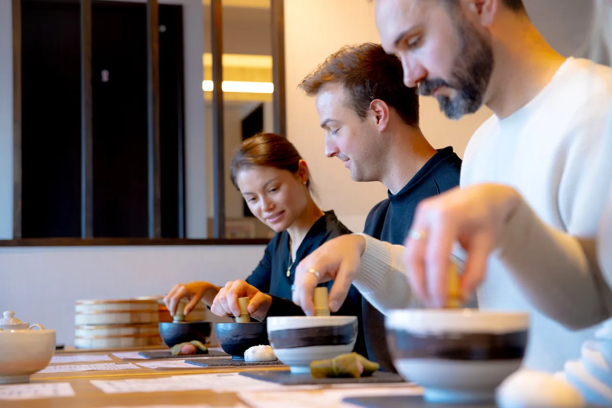 Aprenderás sobre el té japonés, la diferencia entre el matcha y el té verde, la historia y el espíritu de la ceremonia del té mientras disfrutas de un auténtico matcha con dulces japoneses.
