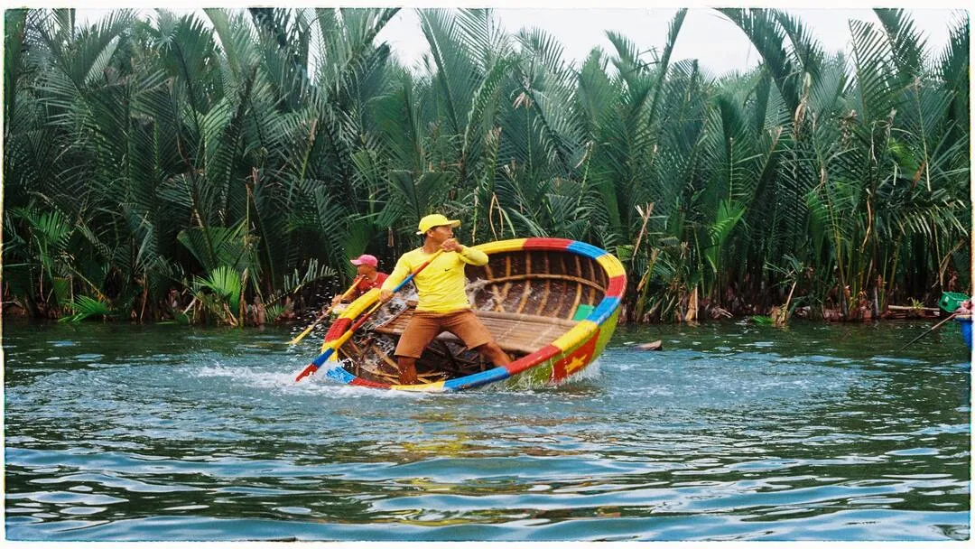 Presencia la cautivadora actuación del bote de mimbre en el Bosque de Cocoteros, una exhibición tradicional y fascinante de habilidad y arte