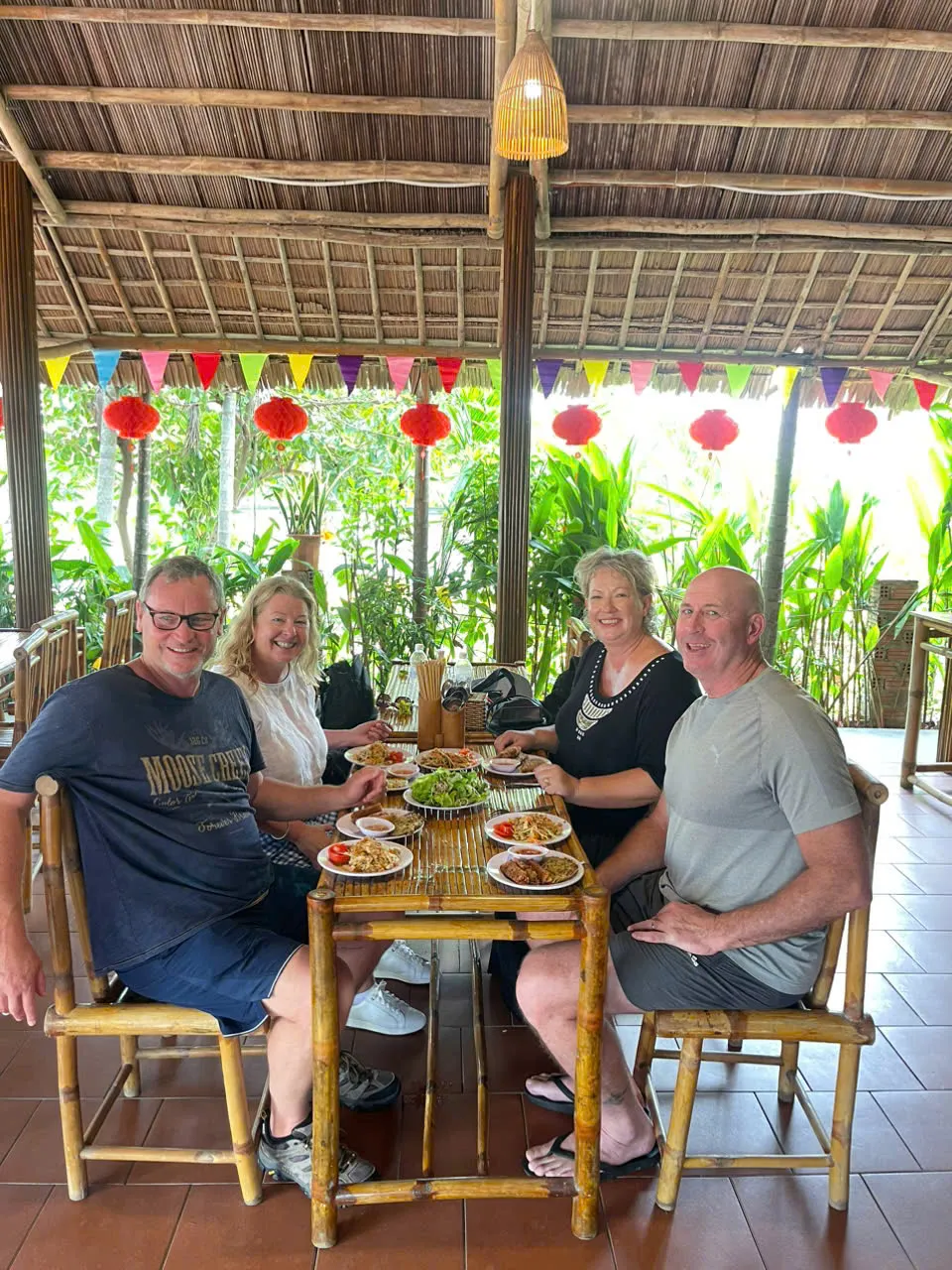 Saborea y explora las especialidades locales vietnamitas en un restaurante