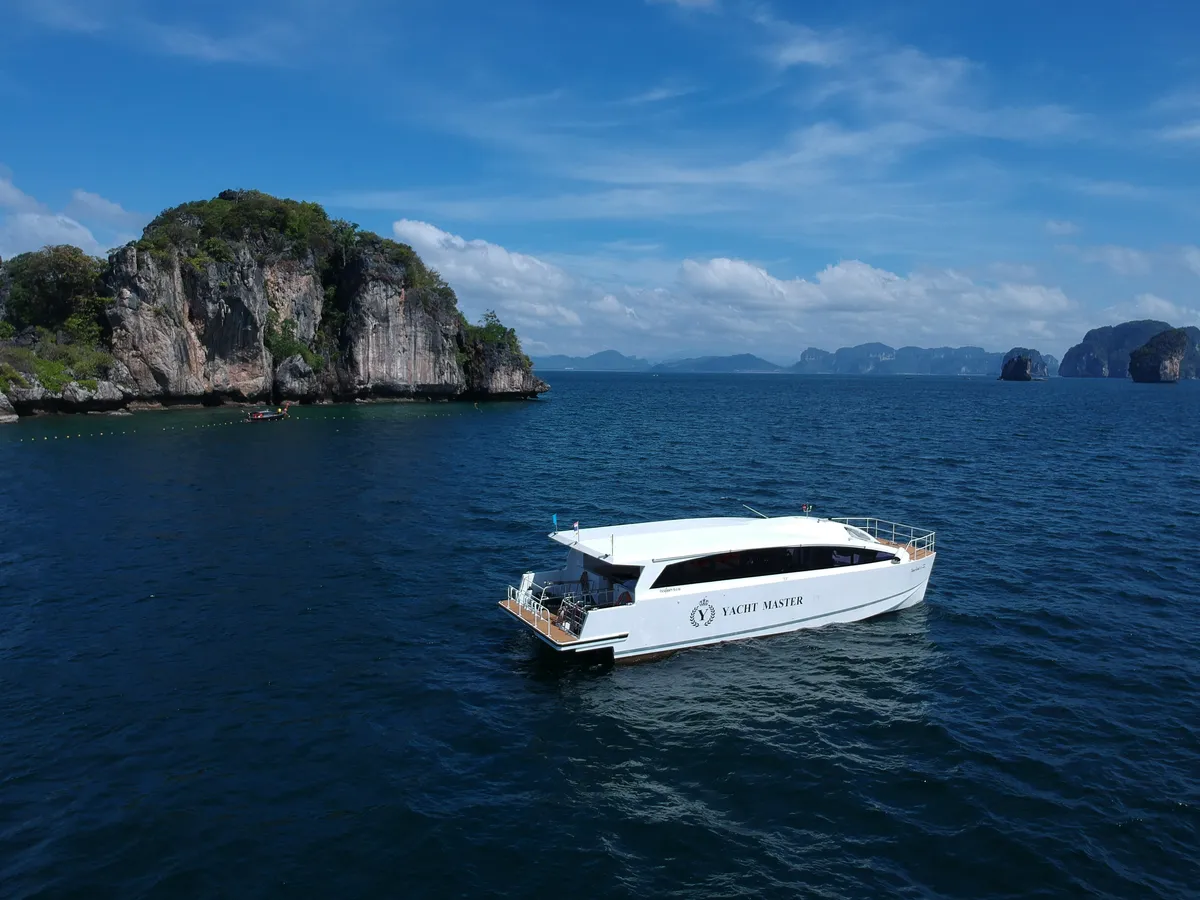 Más allá de la postal: ¡Tu épica aventura en catamarán de velocidad a las islas esmeralda de Phi Phi!