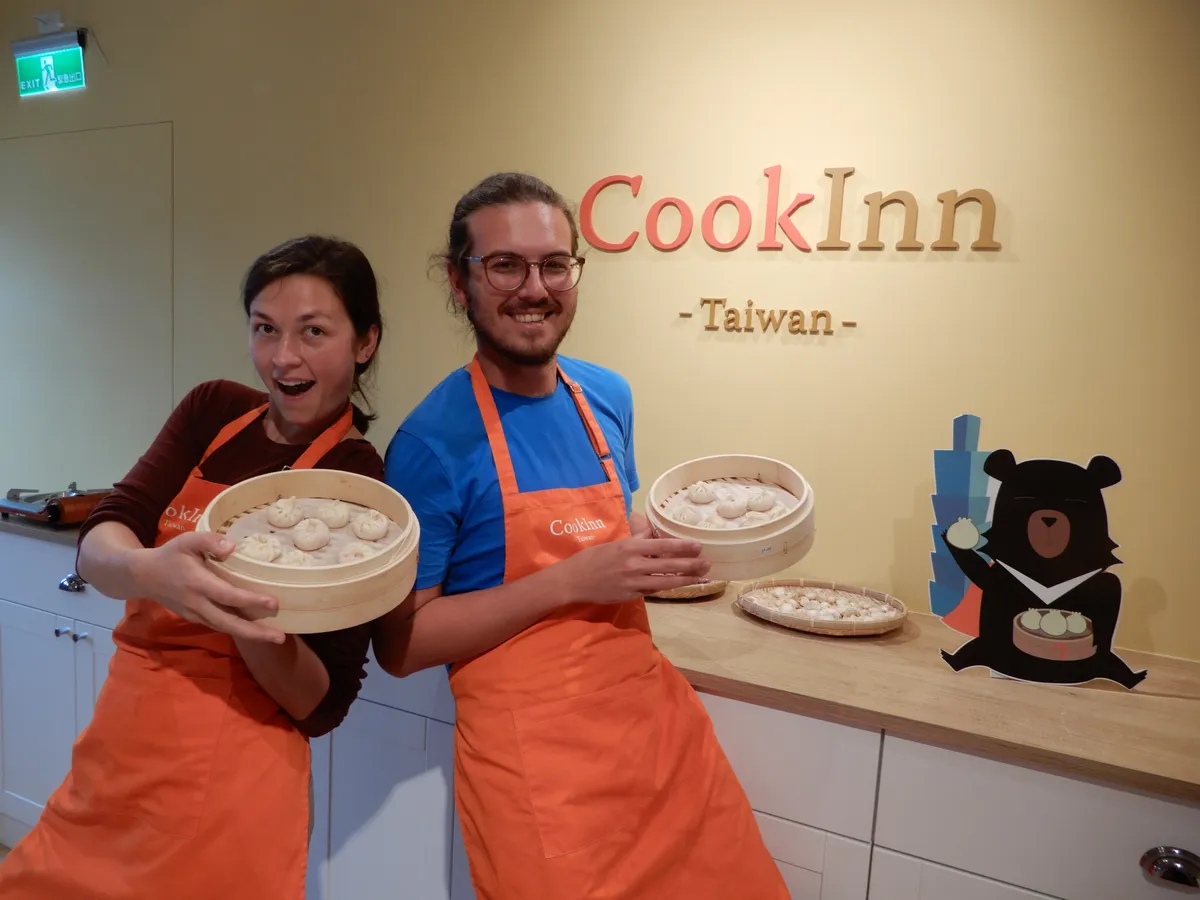 Nuestras clases de cocina son siempre divertidas y atractivas, creando recuerdos deliciosos para que tu viaje a Taiwán sea inolvidable.