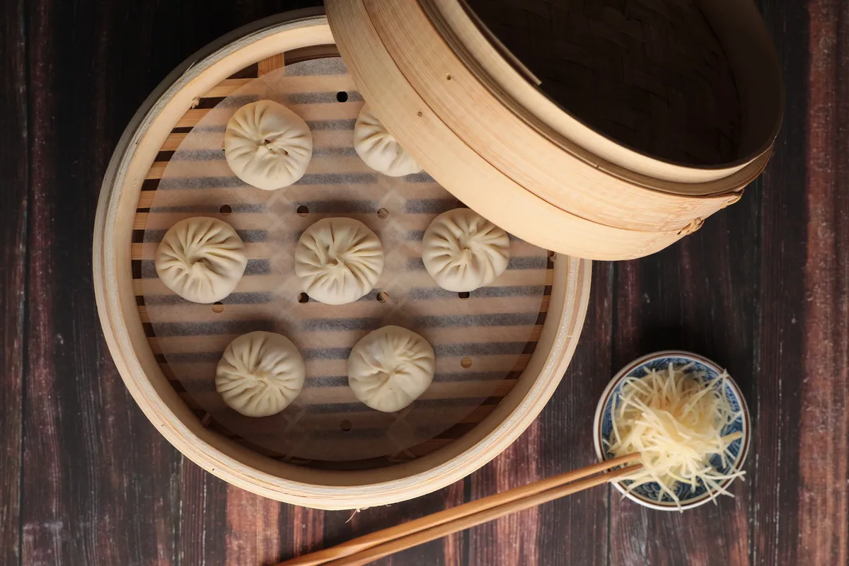 Prepararás desde cero la masa tierna de los dumplings de sopa y el jugoso relleno de cerdo.