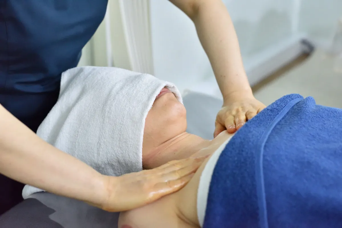 • Recomendado para:
– Viajantes com inchaço ou má circulação
– Aqueles que precisam de cuidados profundos na área abdominal e pélvica
– Clientes que desejam tanto modelagem corporal quanto relaxamento profundo
