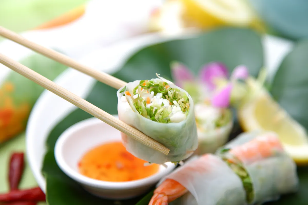 Desde rollitos de primavera ligeros hasta pho humeante, este tour lo tiene todo
