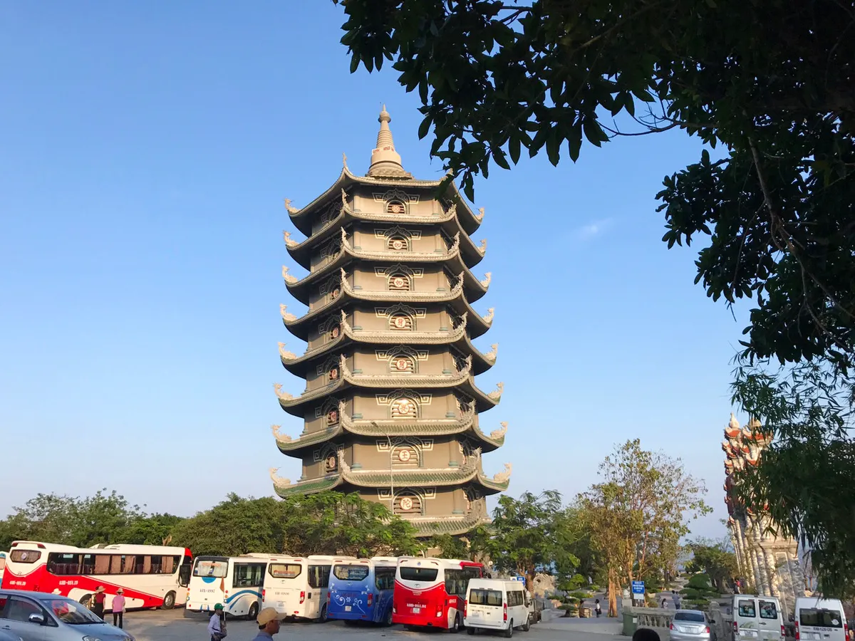¡Vea la pagoda más grande de la ciudad, Linh Ung Bai But!