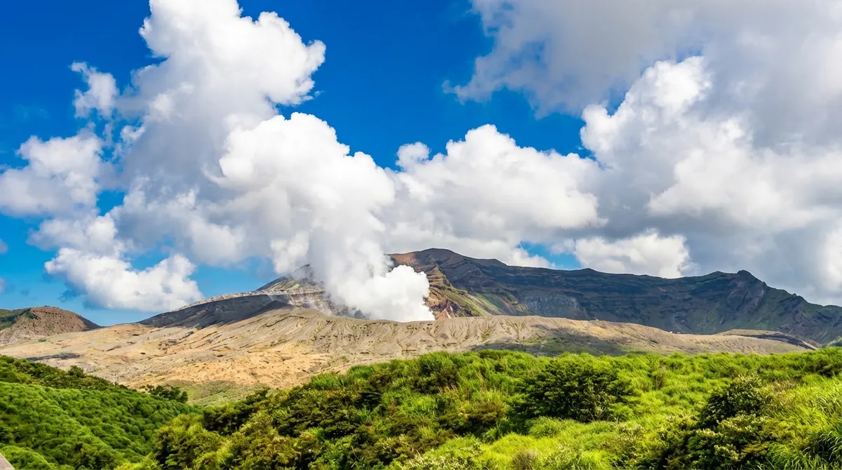 Berg Aso: Als berühmter aktiver Vulkan Japans verfügt der Berg Aso über ein Caldera-Terrain, das weltweit selten ist.