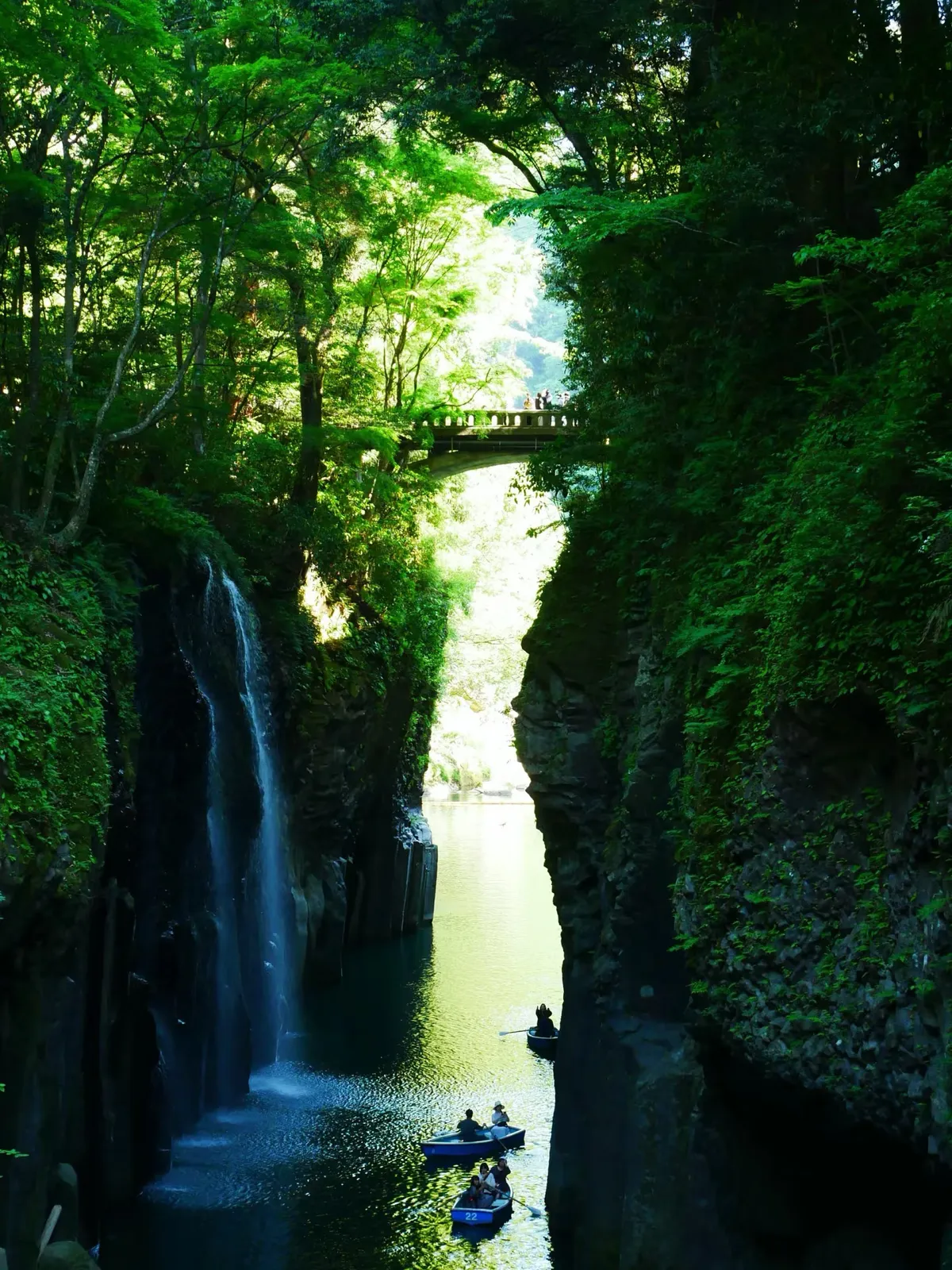Die Takachiho-Schlucht ist eine Schlucht mit Säulengliederung, die durch den Ausbruch des Berges Aso vor etwa 100.000 Jahren entstand. Sie wurde 1934 als nationaler Aussichtspunkt und Naturdenkmal Japans ausgewiesen.