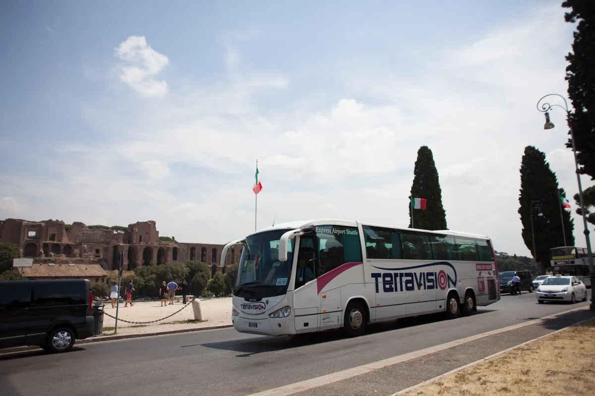 Évitez les embouteillages et profitez du trajet pittoresque de l'aéroport à Milan en bus !