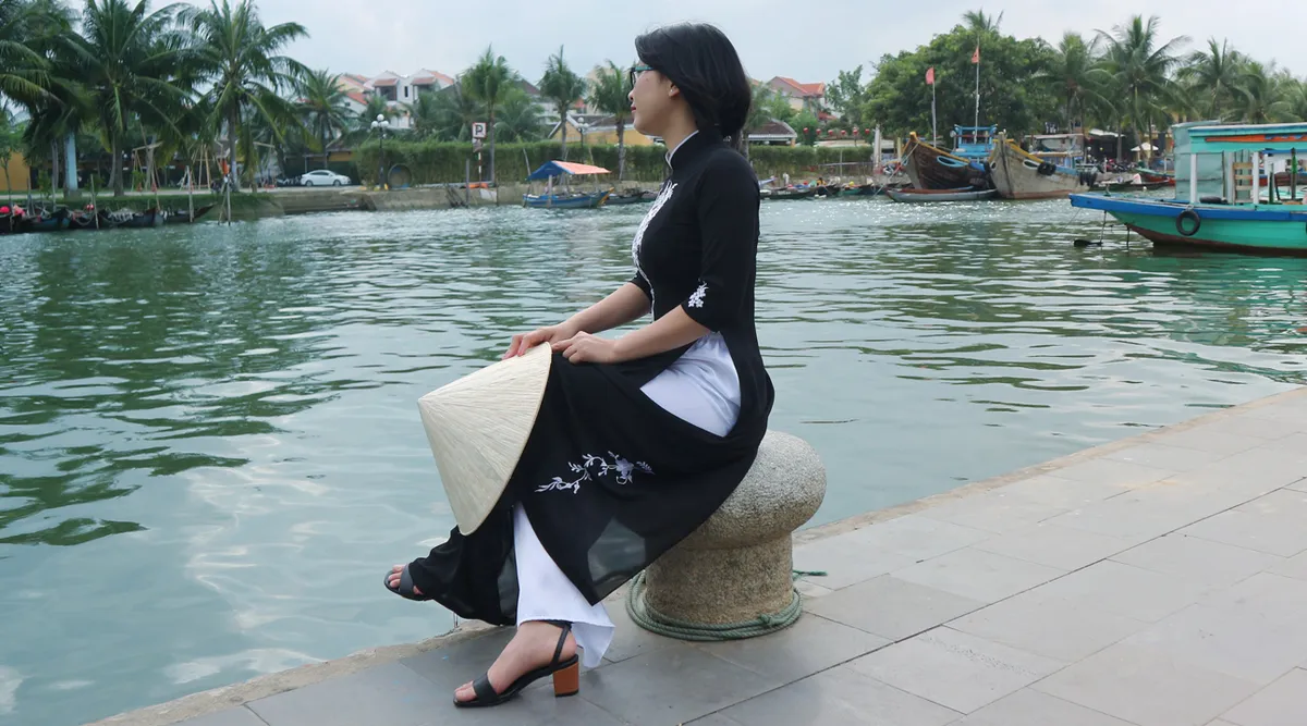 Blend into the ancient backdrop of the old-fashioned city to capture more vintage moments