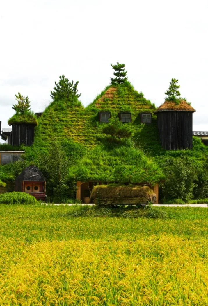 La Collina: Die Berge sind grün bedeckt, und Architektur sowie Desserts sind geschickt integriert, um eine süße Welt zu schaffen, in die sich Erwachsene und Kinder gleichermaßen verlieben werden.