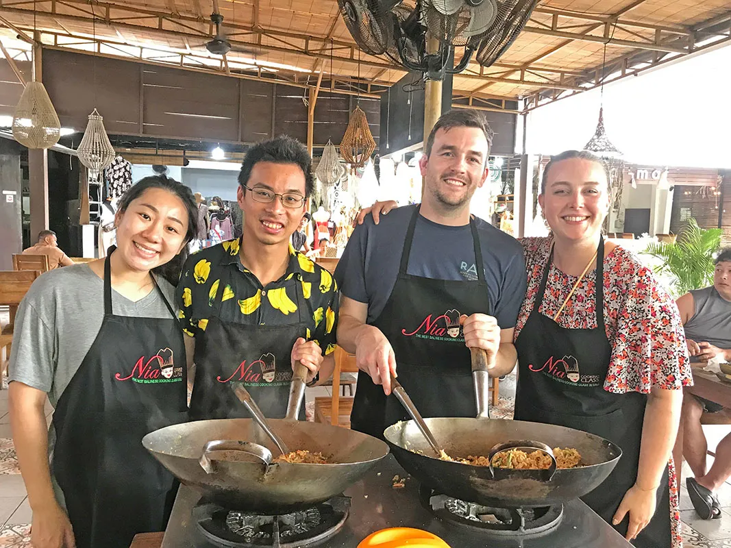 와룽 니아 스미냑(Warung Nia Seminyak)의 쿠킹 클래스에서 현지인처럼 멋진 요리를 만들어 보세요.