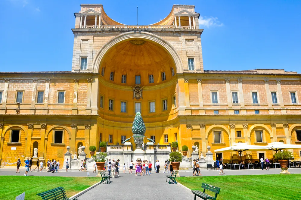 Comece sua jornada pelos Museus do Vaticano no pitoresco Pátio da Pinha