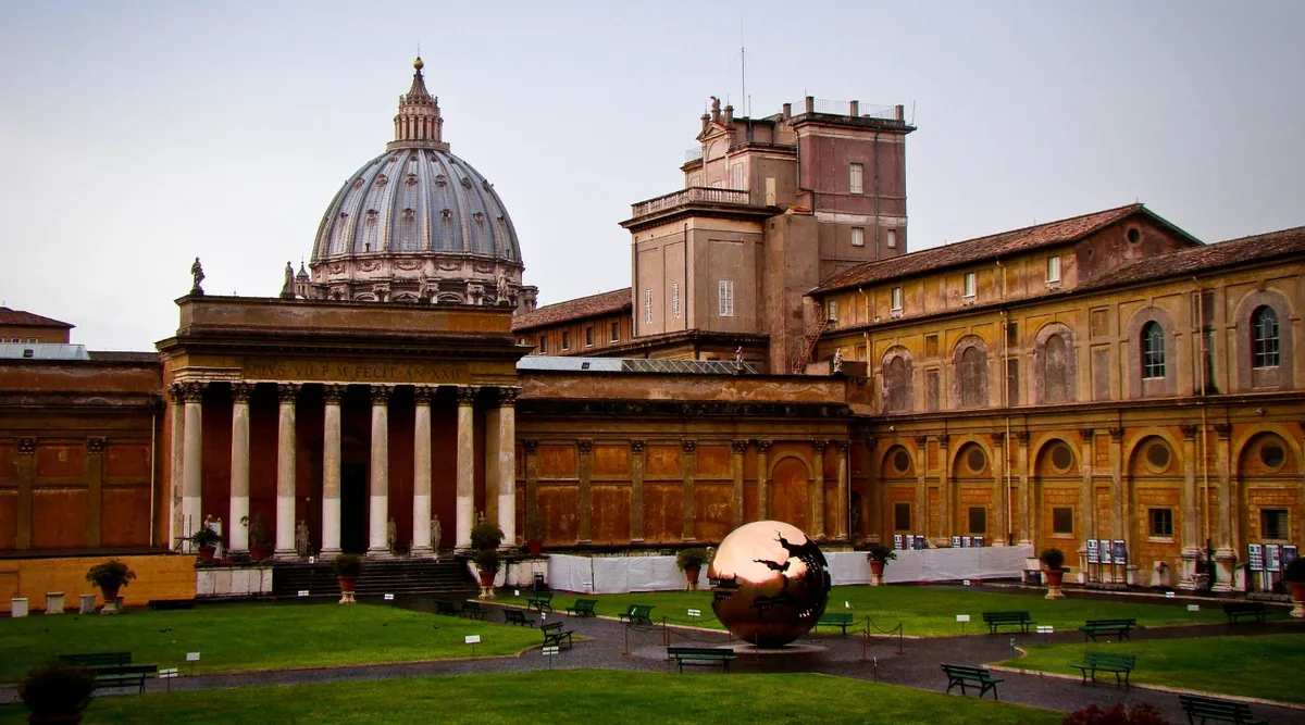 Desfrute de uma entrada reservada para os Museus do Vaticano e maravilhe-se com esta Esfera Dentro da Esfera no Pátio da Pinha
