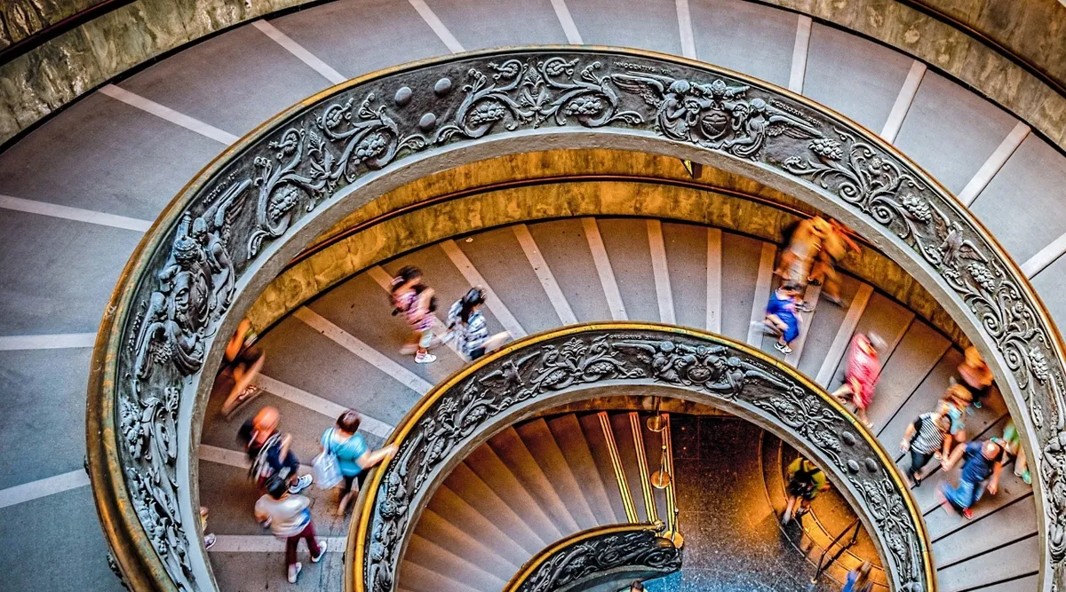 Tire seu tempo e passeie pela famosa Escadaria de Bramante enquanto saboreia sua magnífica arquitetura
