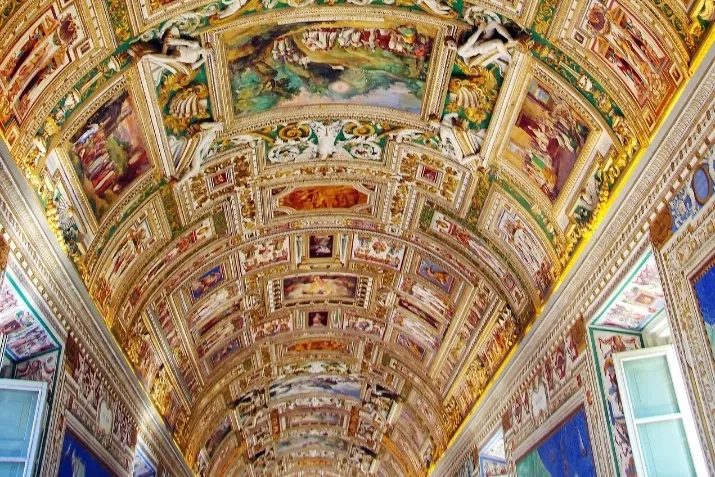 Testemunhe a Galeria dos Mapas e seu teto maravilhoso, uma das mais belas pinturas geográficas já criadas
