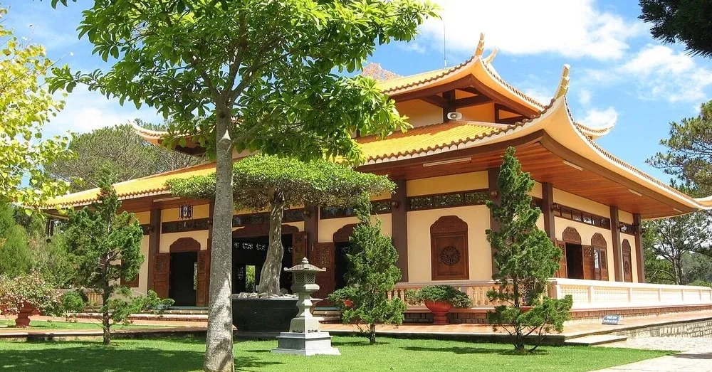 缆车连接着大叻的罗宾山和竹林禅院，为两者之间提供了风景优美且便捷的交通选择。