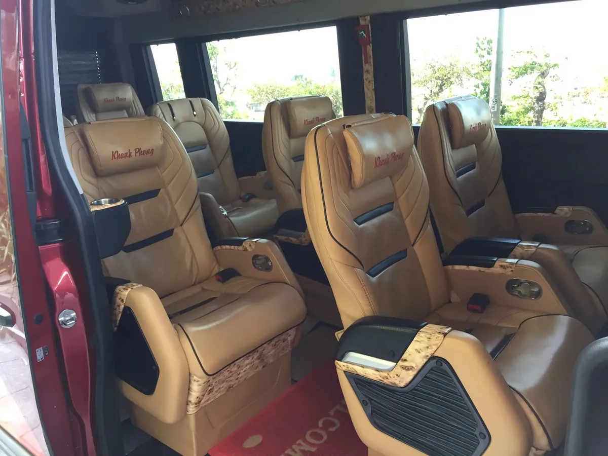 Khanh Phong 9-11 Sitz Limousine Minivan. Ausstattung: Klimaanlage, Wasser, WLAN
