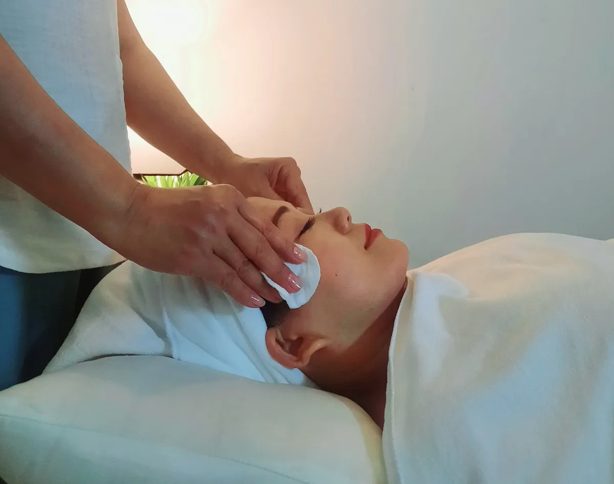 Massagem facial com terapeuta
