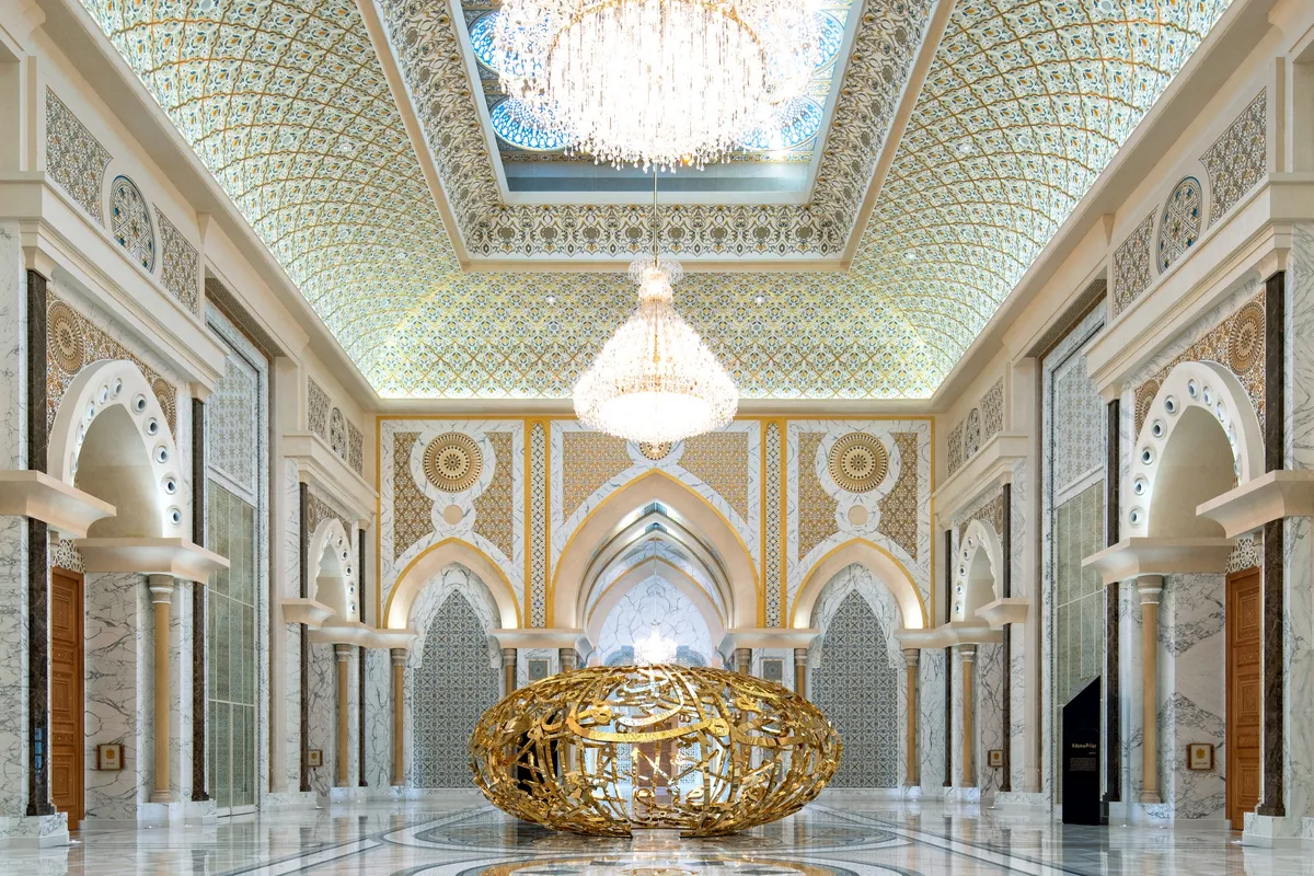 Viaje al majestuoso Qasr Al Watan y sumérjase en la rica historia y herencia de los EAU