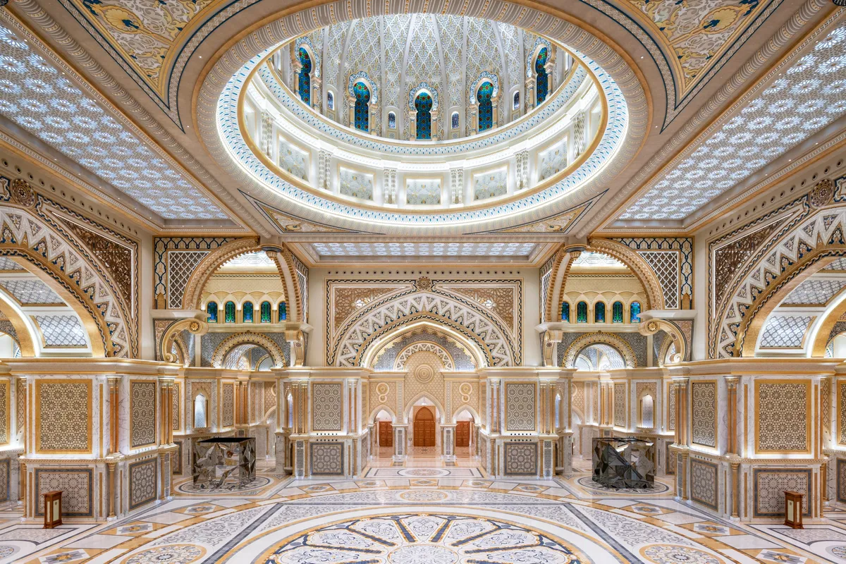 Pasee y disfrute de la opulencia mientras visita los interiores de Qasr Al Watan