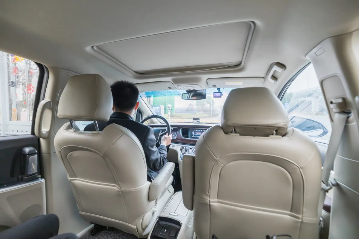 Ngồi trên một chiếc xe sang trọng rộng rãi và thoải mái, một tài xế chuyên nghiệp sẽ đưa bạn dễ dàng đến trung tâm Thượng Hải.