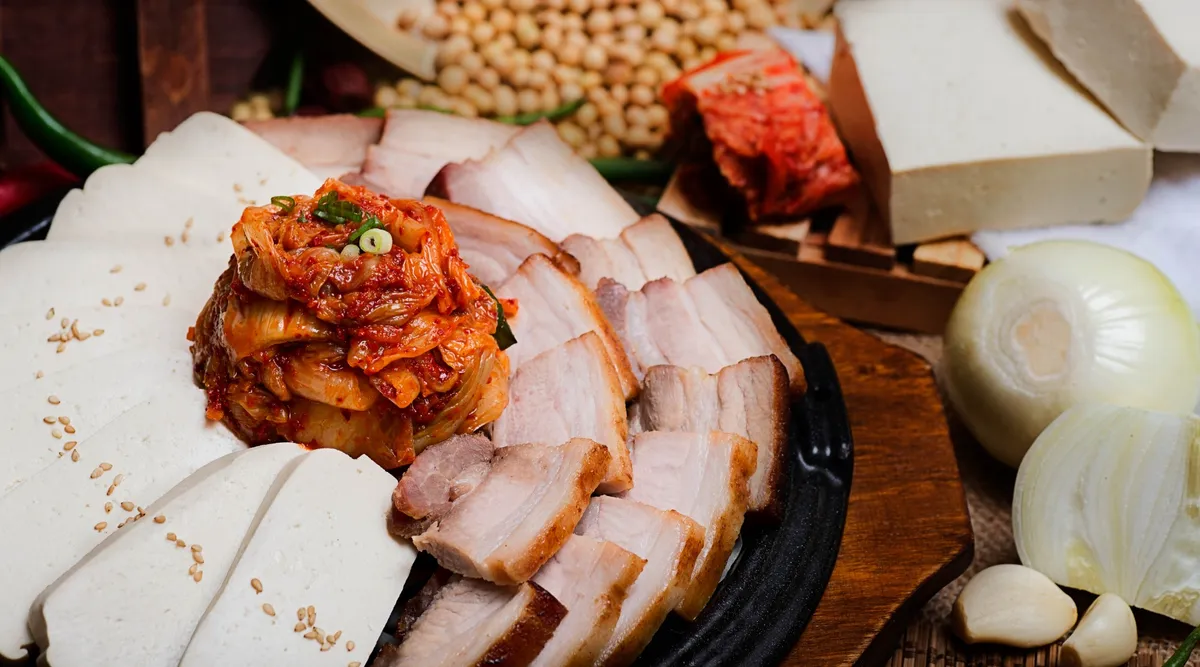 Tận hưởng sự tương phản giữa độ chắc của đậu phụ mềm và những lát thịt lợn mềm trong mỗi thìa súp