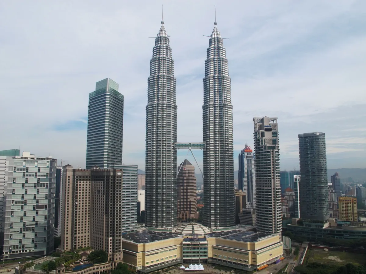 Perseguindo Arranha-céus e Cavernas Sagradas: A Avaliação Definitiva do Passeio de um Dia em Kuala Lumpur