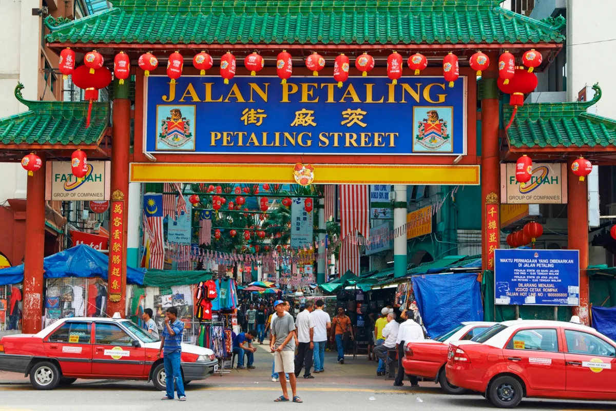 Conheça mais sobre a cultura diversificada da cidade ao visitar Jalan Petaling