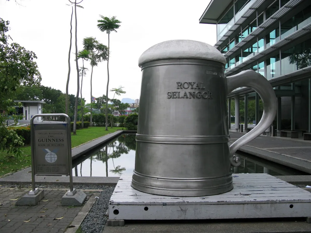 Visite muitas atrações populares, como a Royal Selangor Pewter, a Praça da Independência e muito mais!