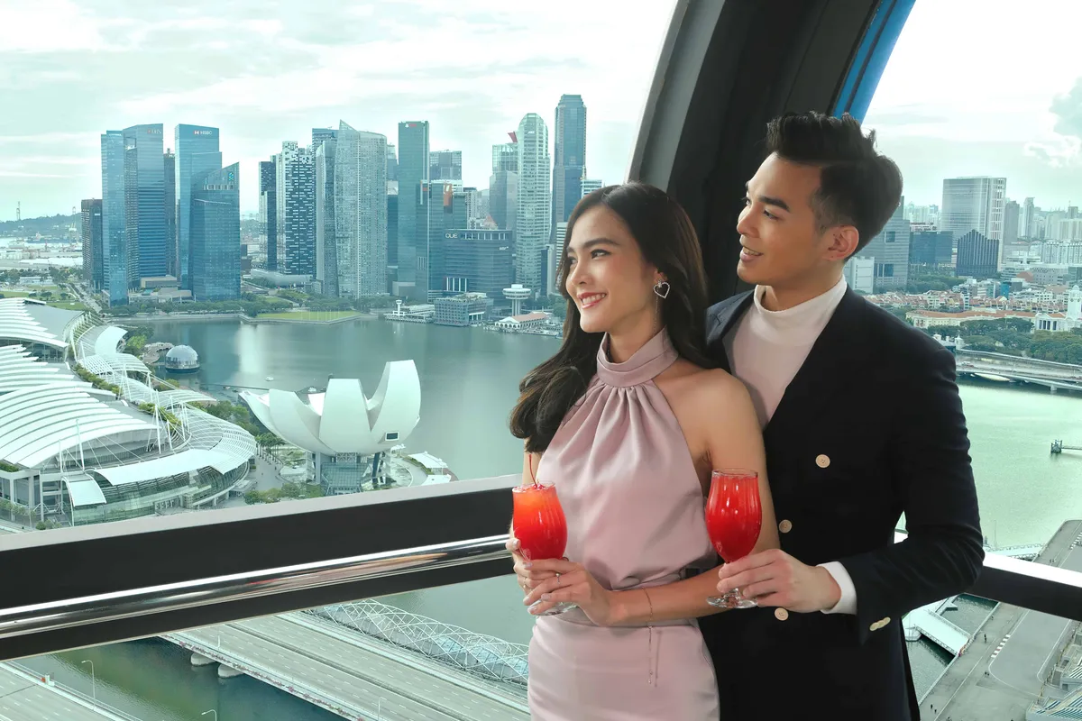 Выберите Singapore Sling Experience как уникальную альтернативу многочисленным барам на крышах Сингапура. Насладитесь освежающе сладким, тропическим и легендарным коктейлем, любуясь лучшими видами города.