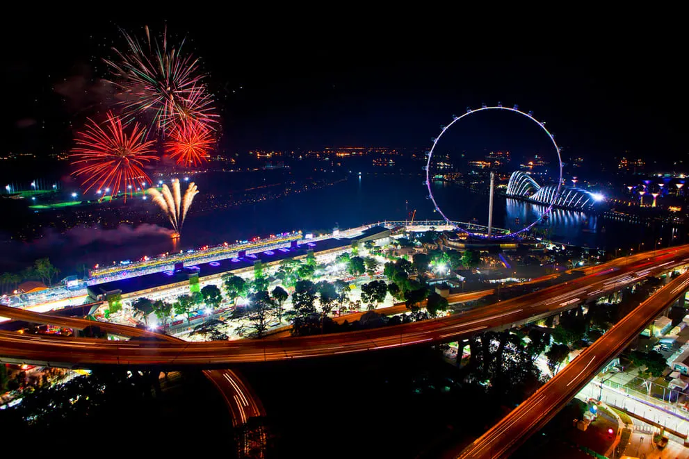С уникальной точки обзора Singapore Flyer на высоте 165 метров вам откроется бесподобный вид на захватывающую трассу Формулы-1!