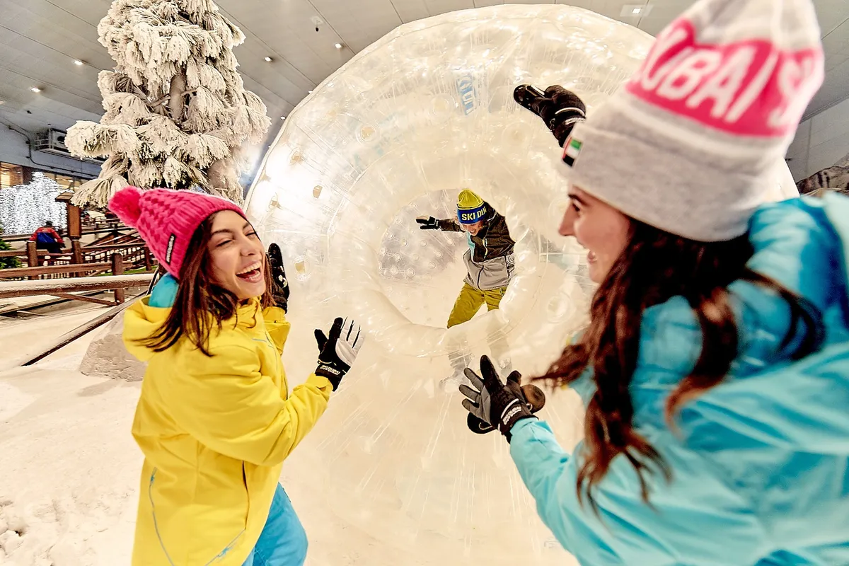 Súbete a una bola de hámster humana y prueba tus habilidades mientras te mueves por la nieve