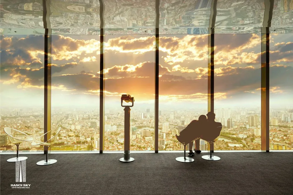 Sonnenuntergangs-Liebhaber sollten die Gelegenheit nicht verpassen, den romantischen Moment des Tages mit ihren Liebsten in der 65. Etage festzuhalten.