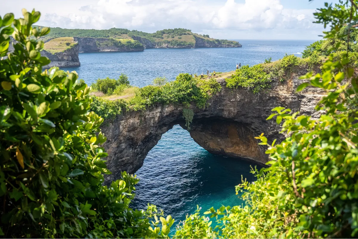 Spüren Sie die ursprüngliche Energie der Insel am Broken Beach, dem ikonischen Küstenwunder von Nusa Penida