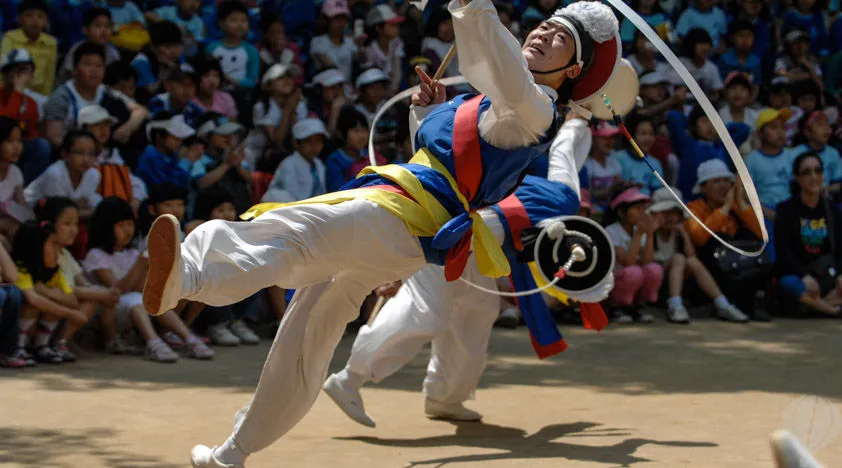 Watch a fantastic folk performance as you wander around the Korean Folk Village