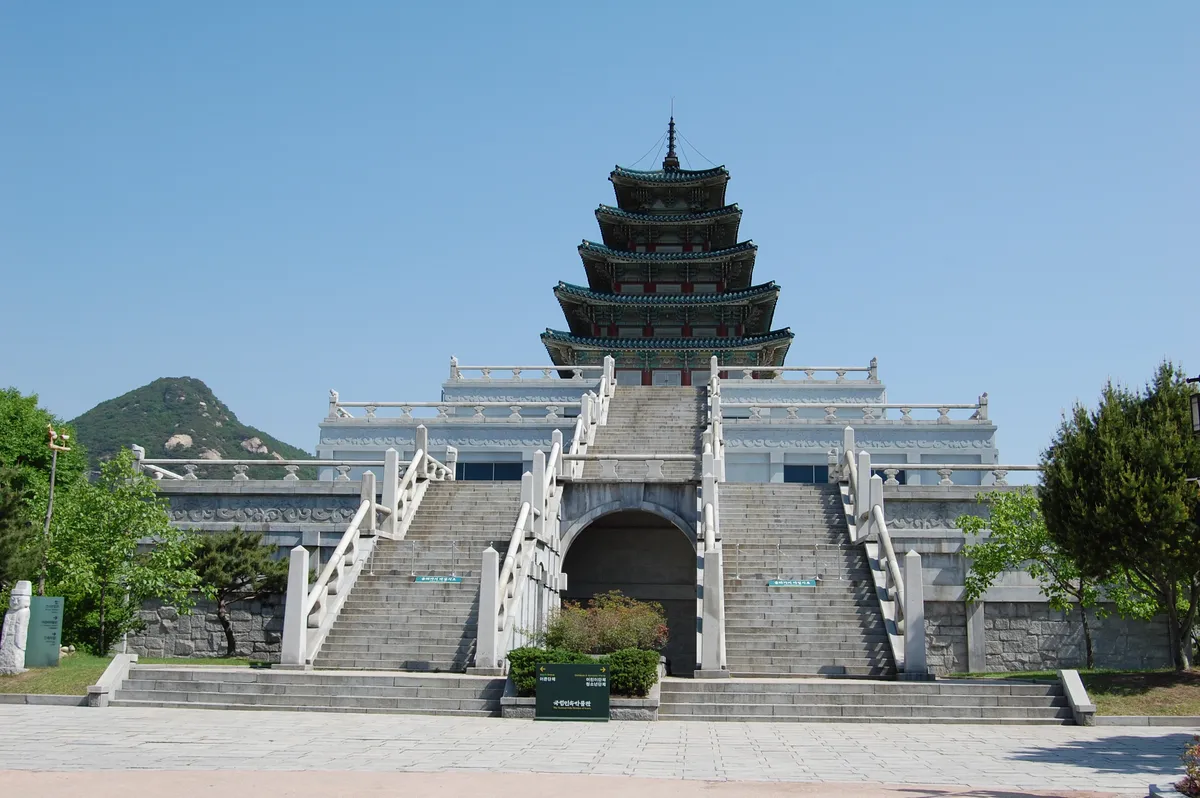 Learn about the daily lives of Koreans from pre-historic times at the National Folk Museum