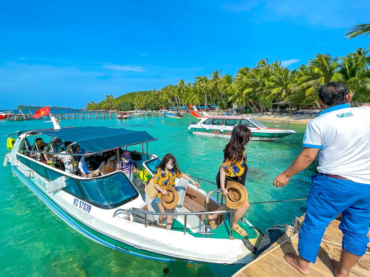 Tour cano 4 đảo Phú Quốc, cáp treo & Công viên nước Aquatopia