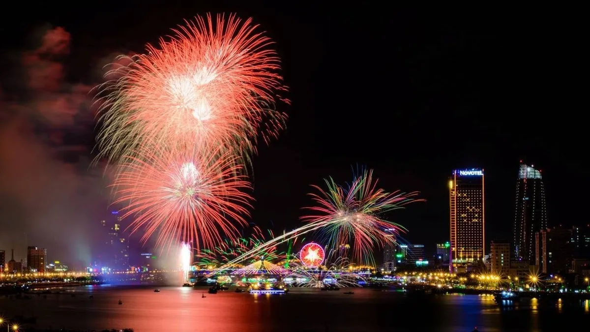 Opcional reservar un billete combinado para un crucero turístico y la observación del Festival Internacional de Fuegos Artificiales de Da Nang