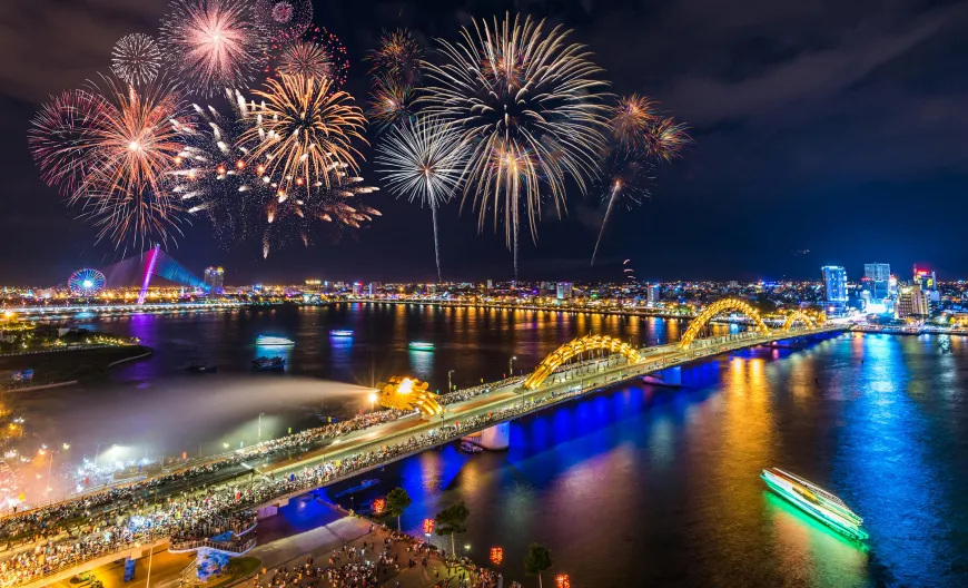 Obtén una de las mejores vistas del espectáculo de fuegos artificiales en este crucero